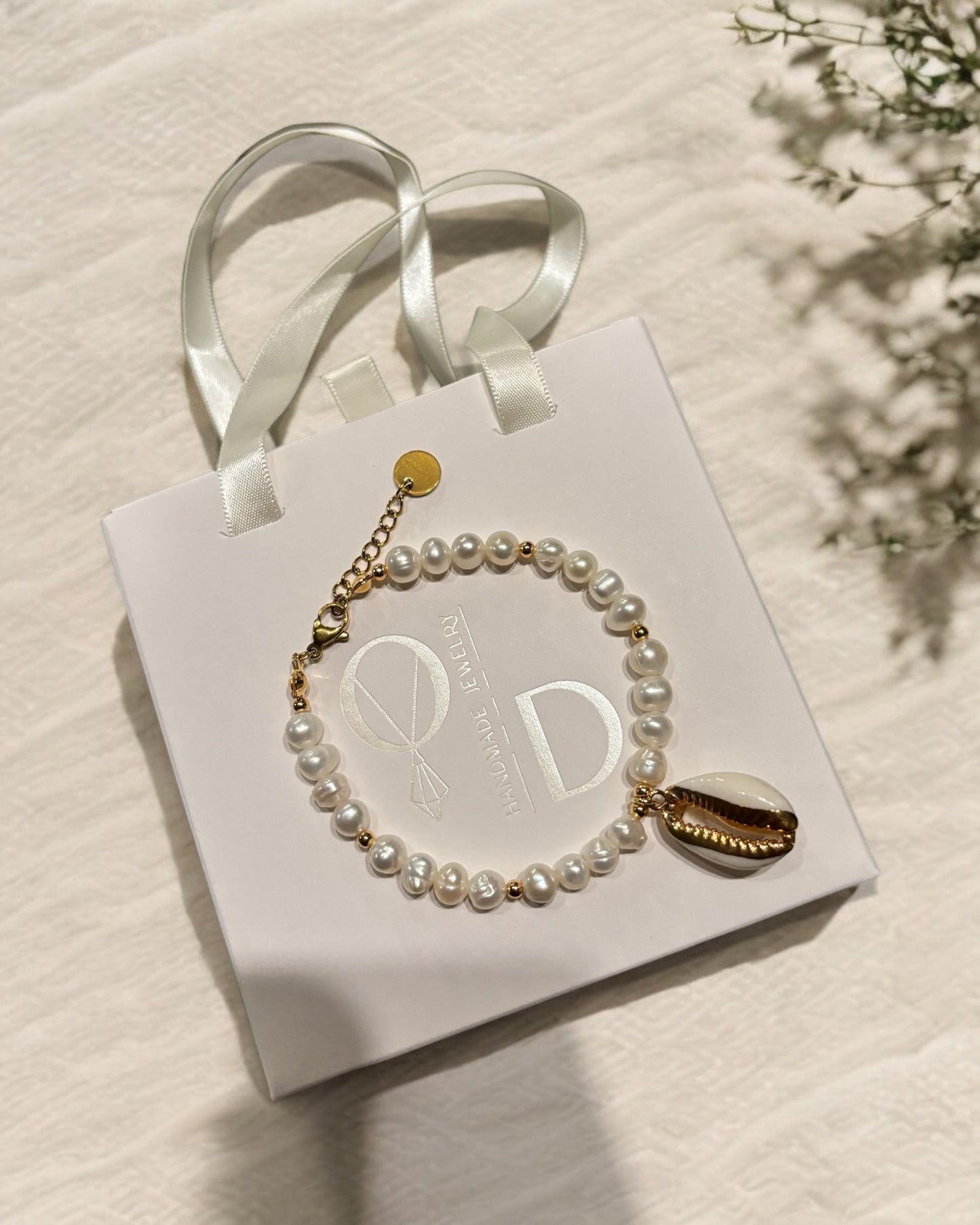 Pearl bracelet with gold seashell