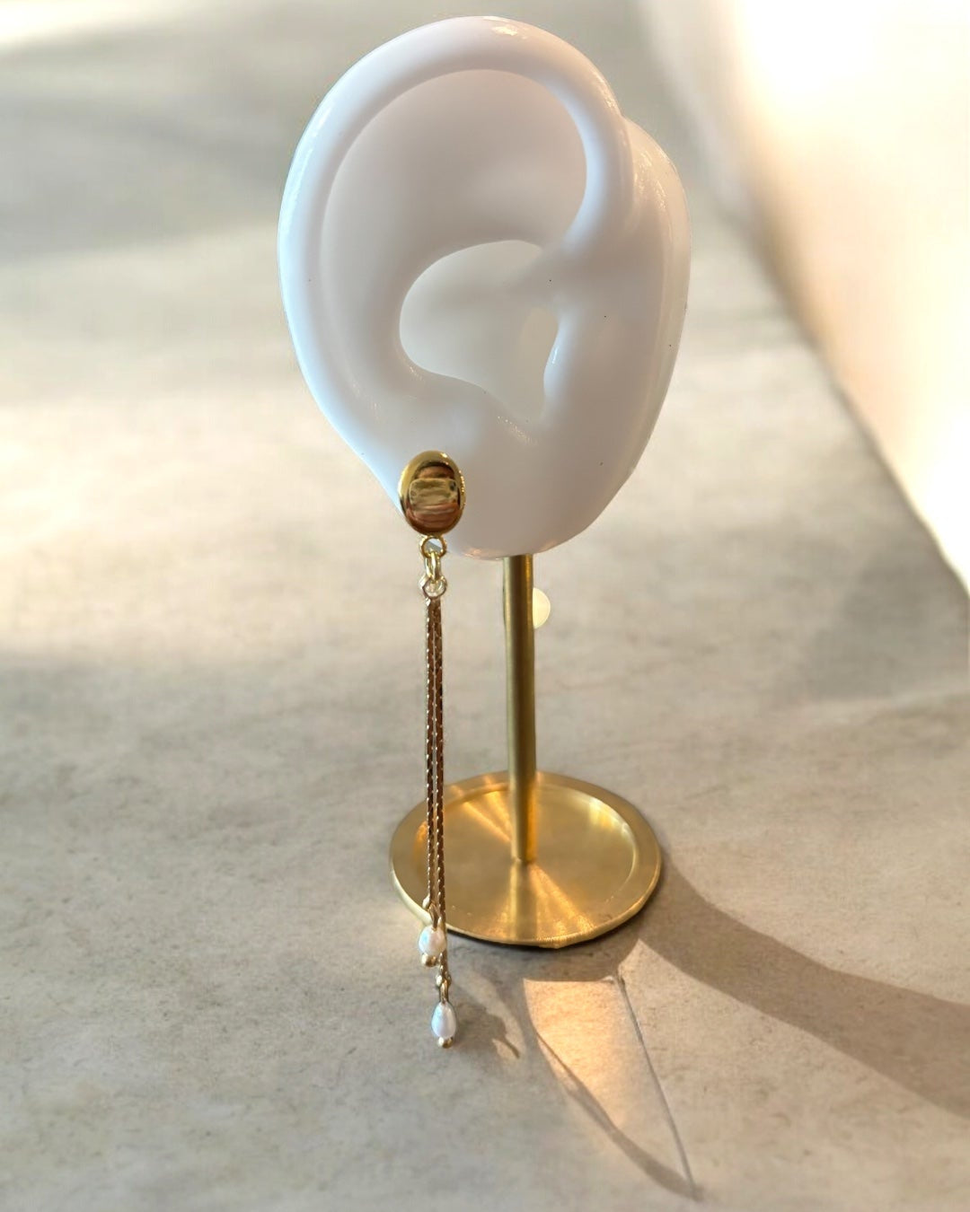 A falling earring gold long