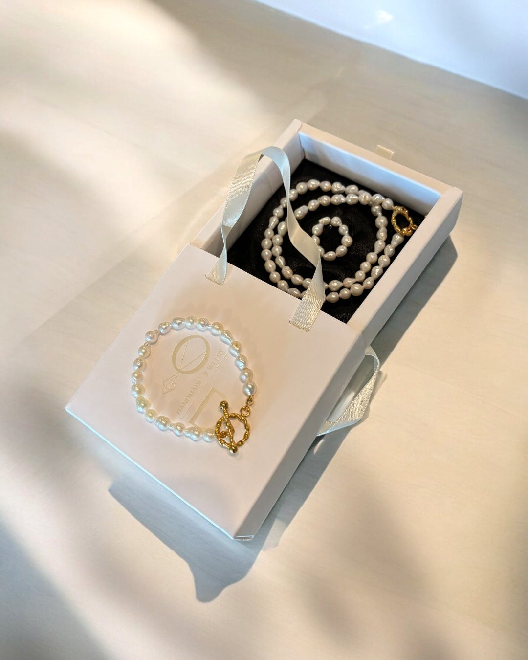 Pearl bracelet with gold round clasp