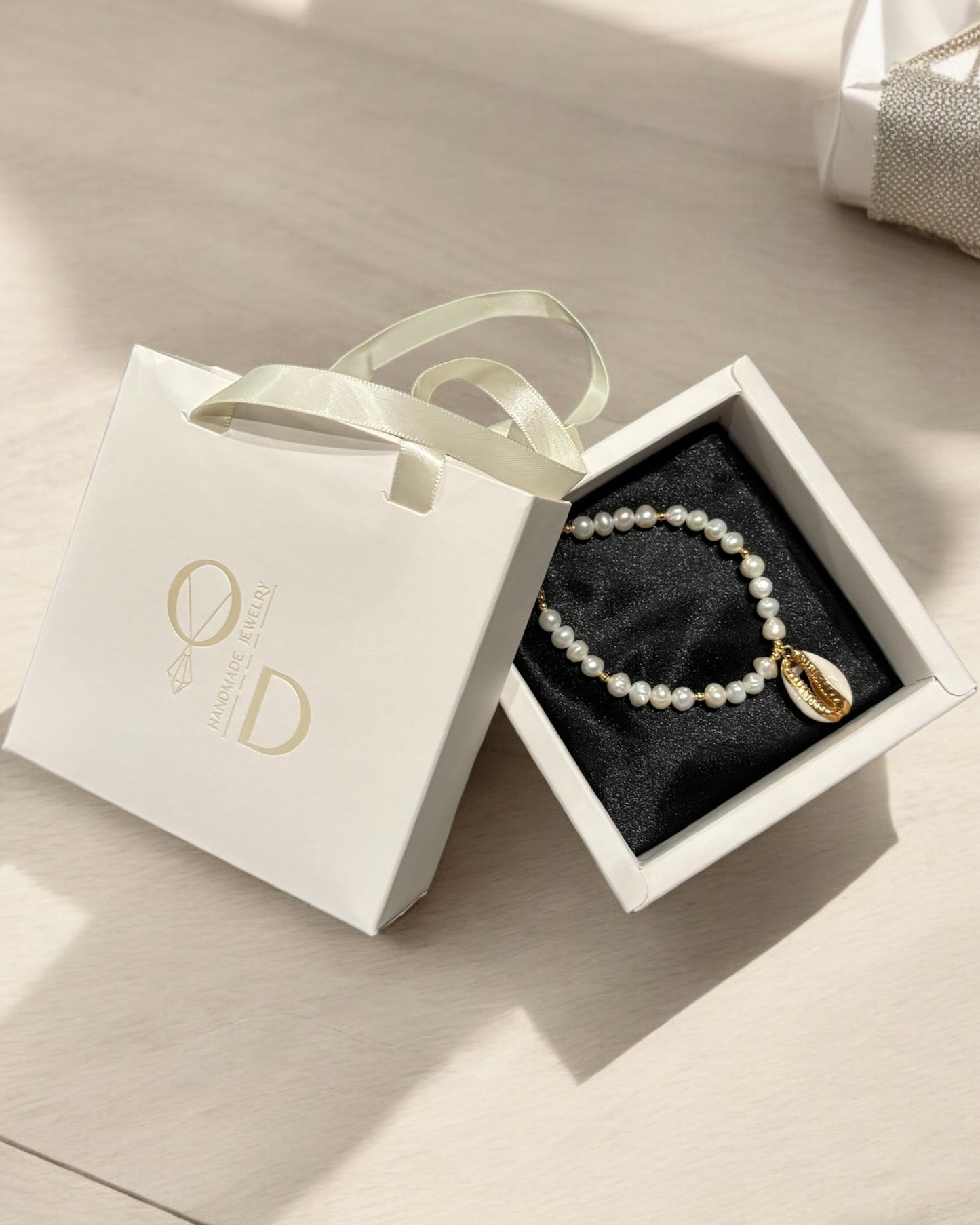 Pearl bracelet with gold seashell