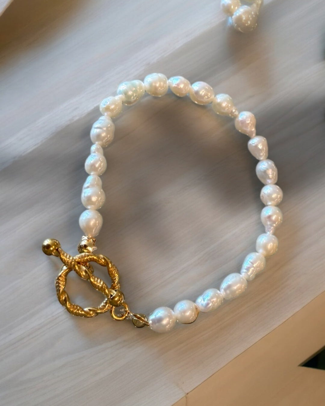 Pearl bracelet with gold round clasp
