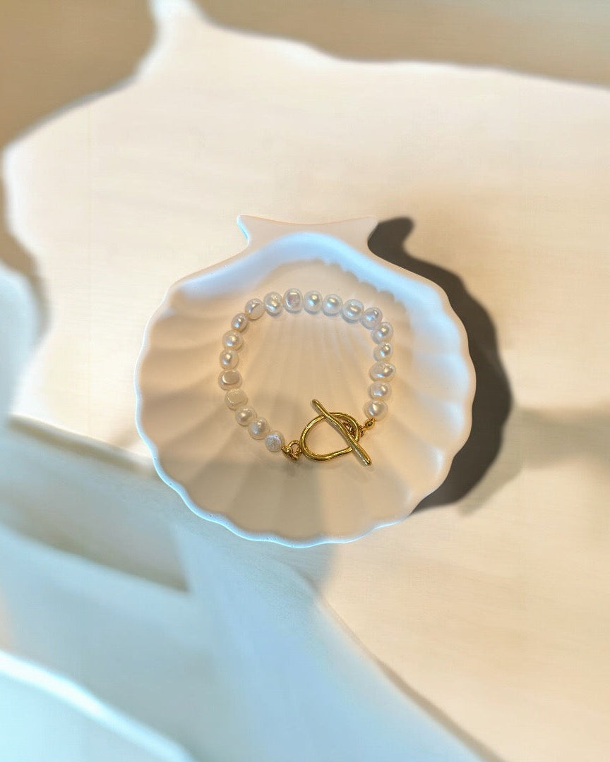 Pearl bracelet with big gold round clasp