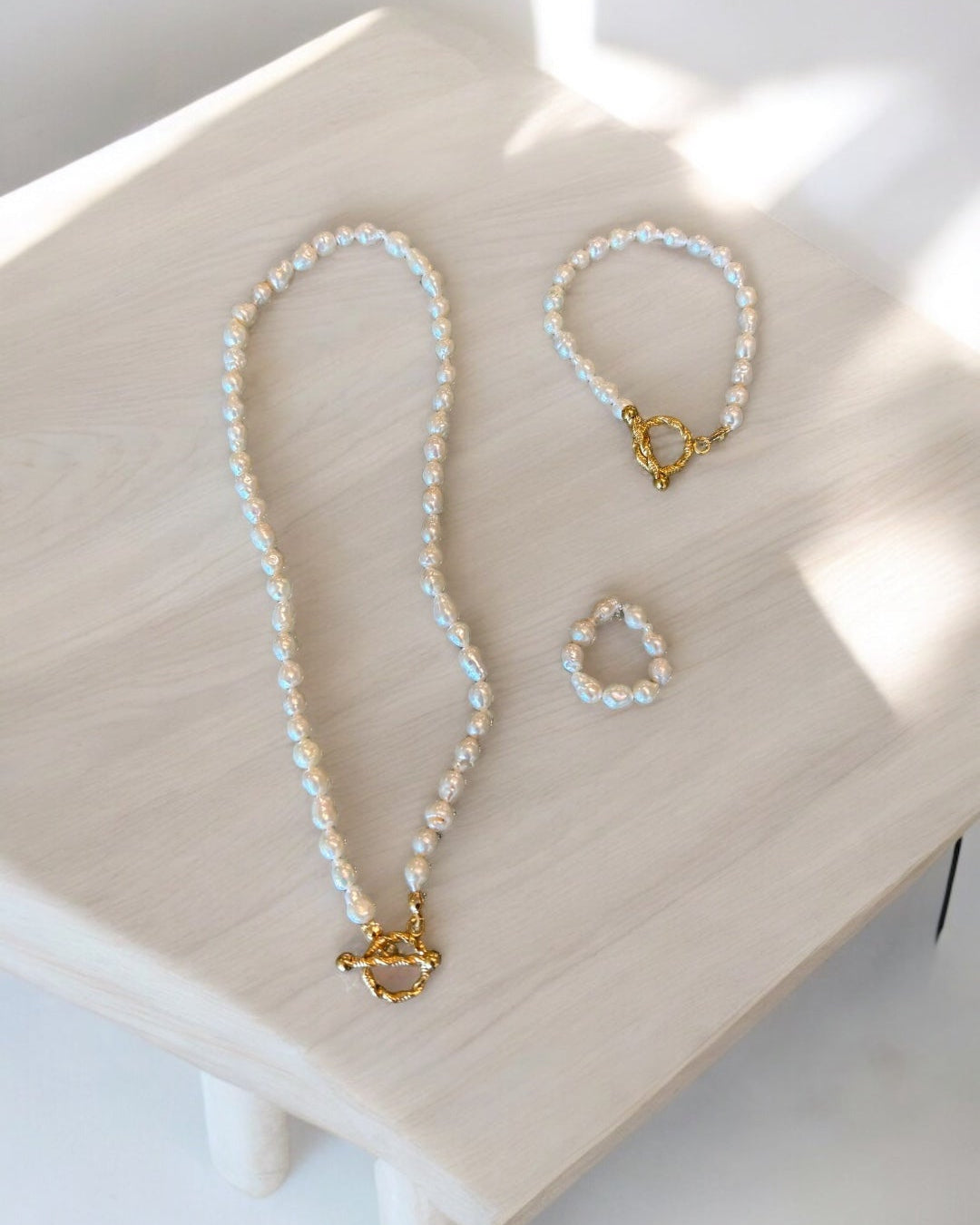 Pearl bracelet with gold round clasp