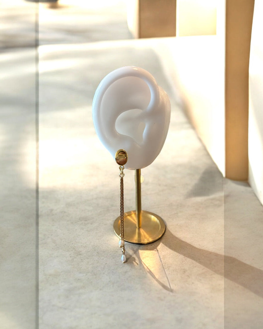 A falling earring gold long