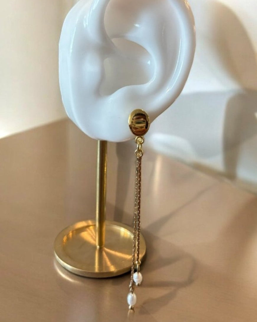 A falling earring gold long