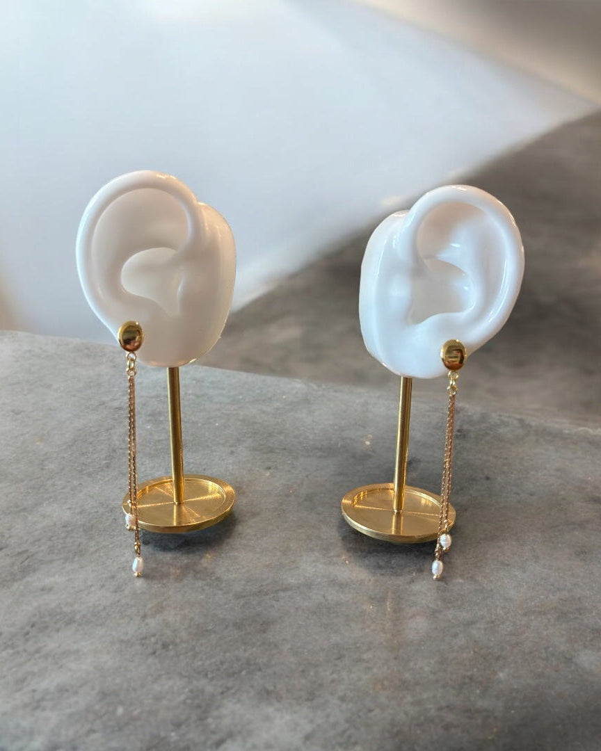 A falling earring gold long