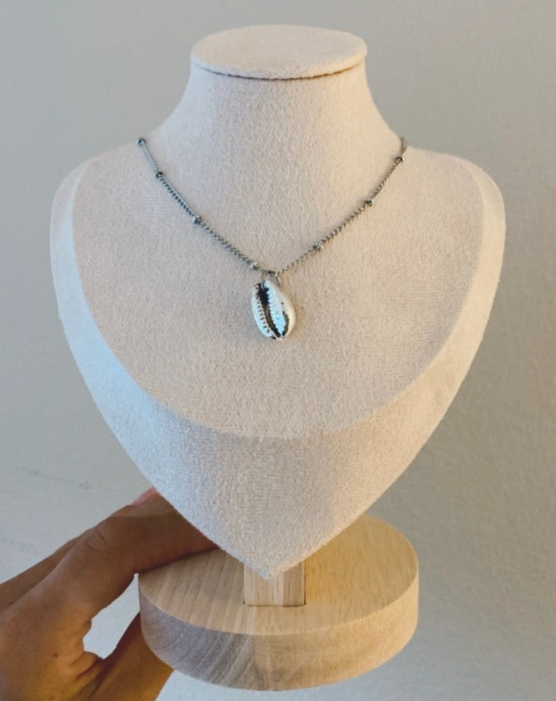 silver NECKLACE WITH SEASHELL