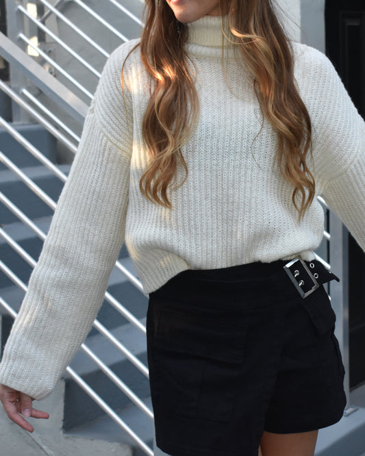 Turtleneck Semi-Crop
Sweater - white