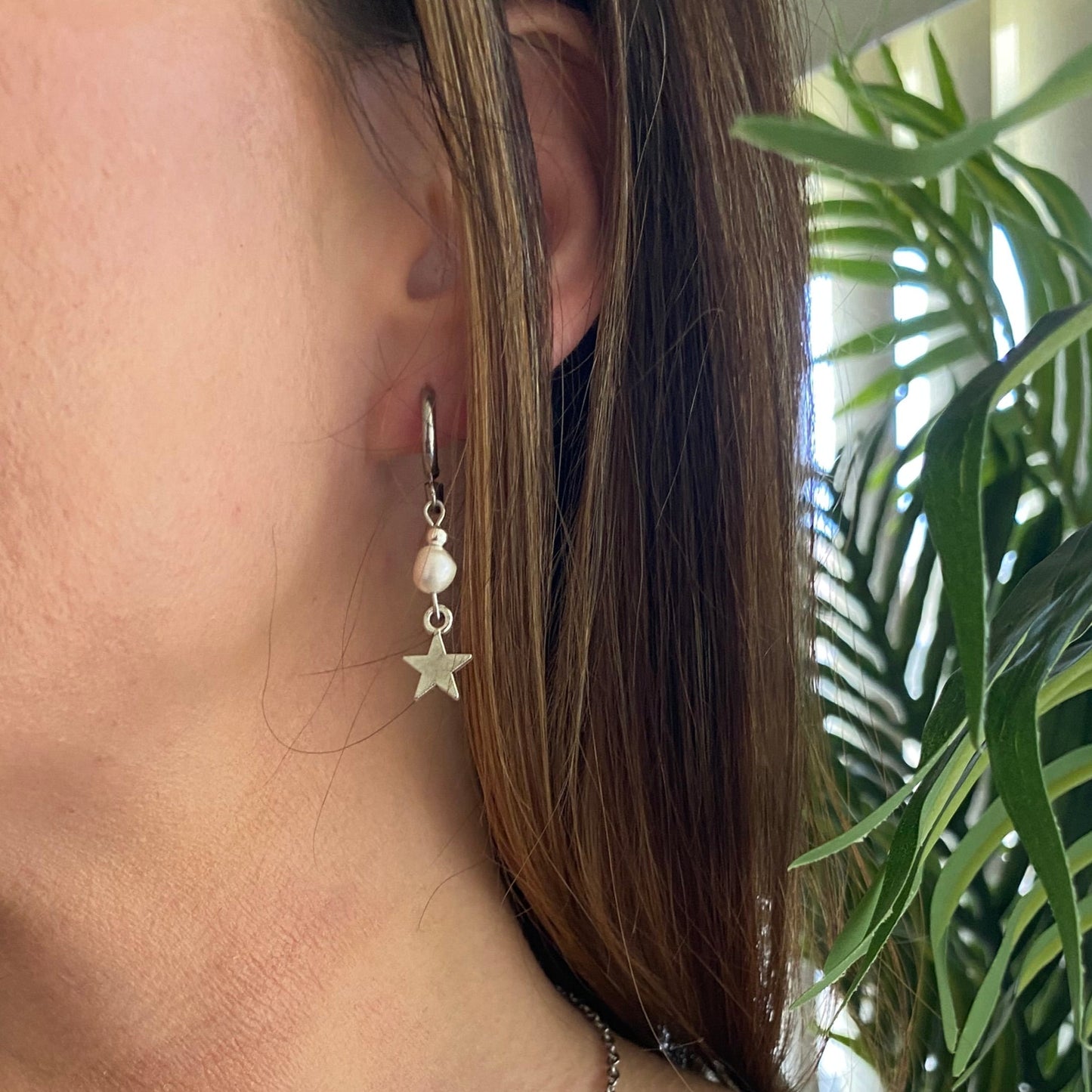 Star earring with pearl