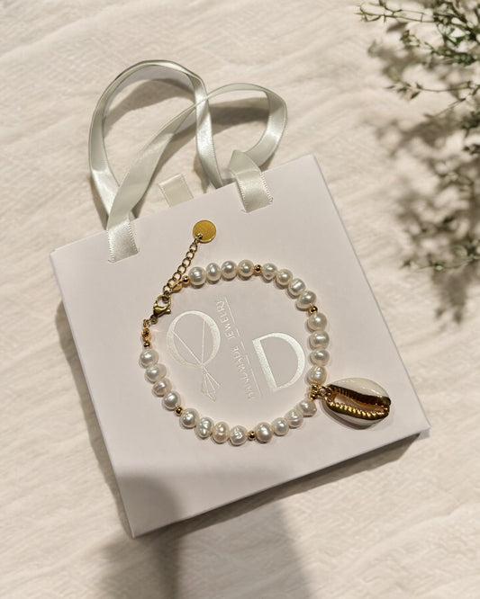 Pearl bracelet with gold seashell