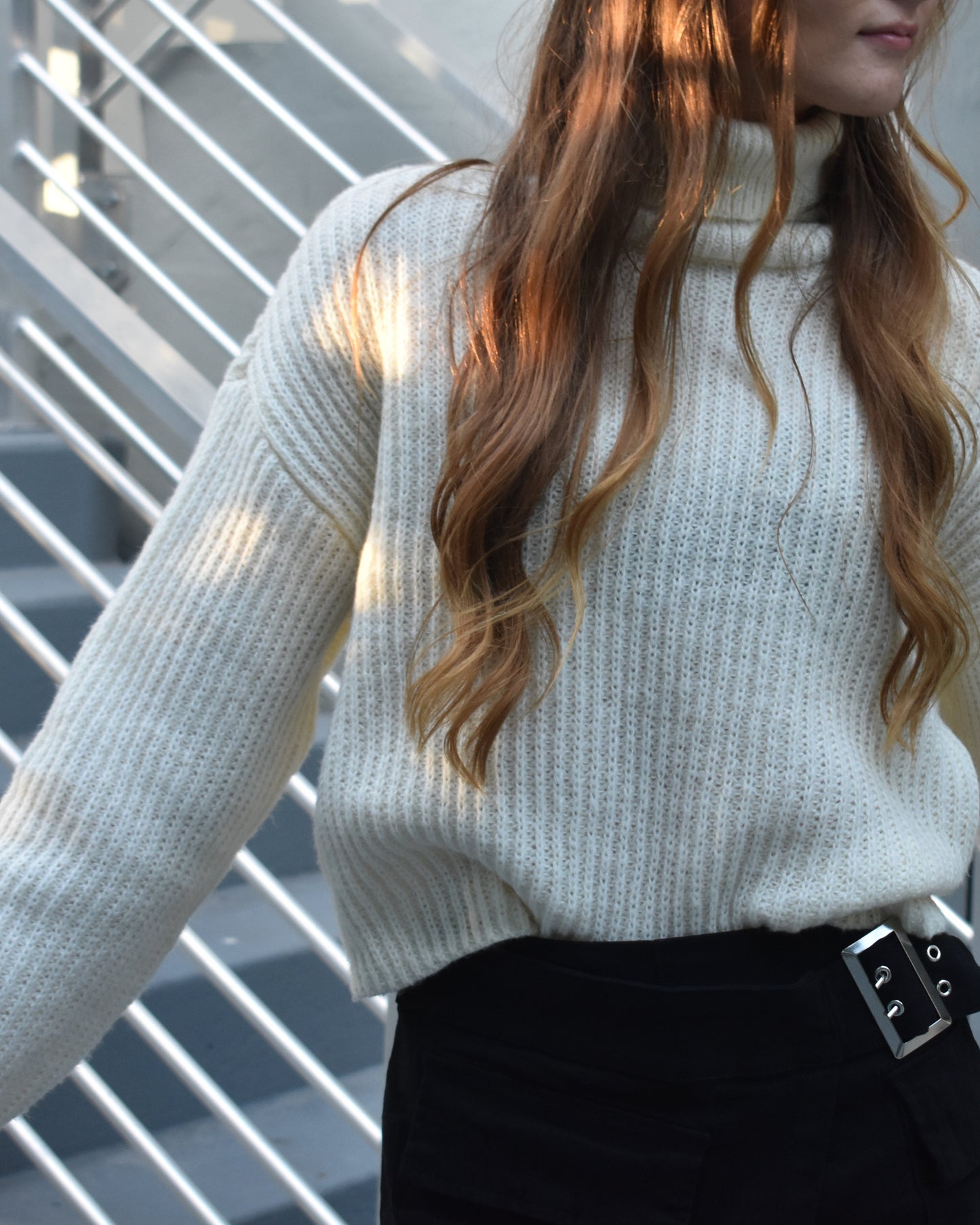 Turtleneck Semi-Crop
Sweater - white