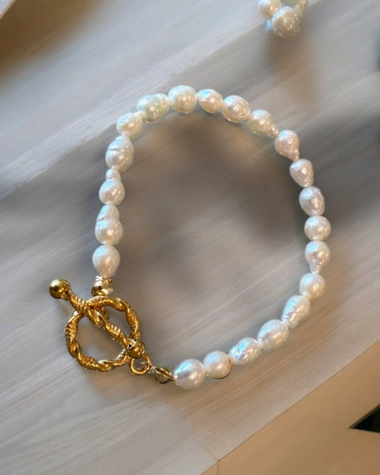 Pearl bracelet with gold round clasp
