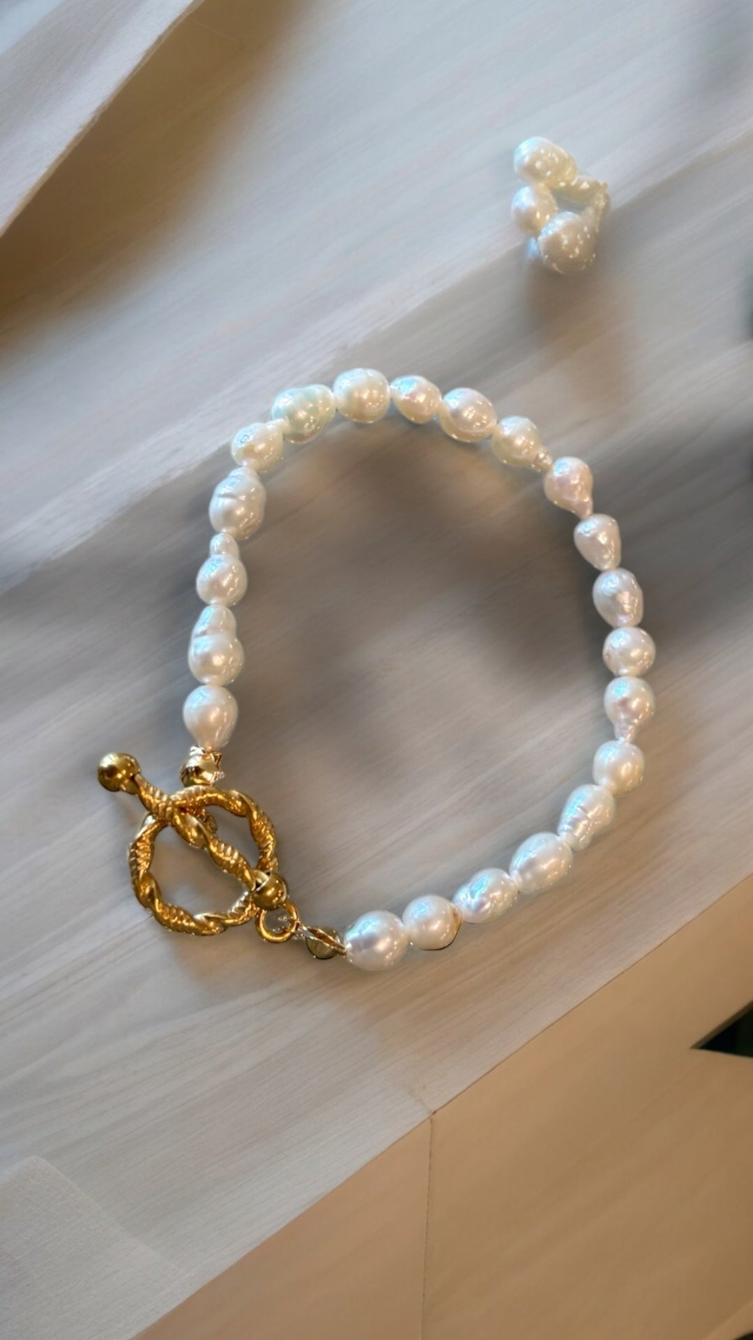 Pearl bracelet with gold round clasp