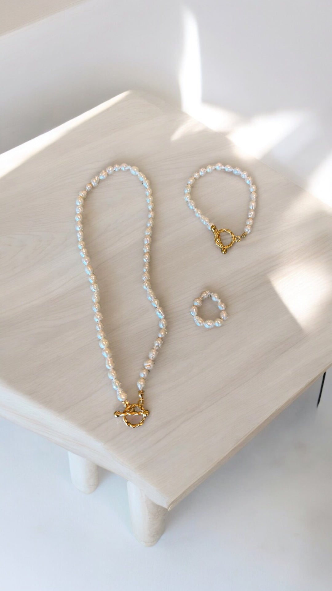 Pearl bracelet with gold round clasp