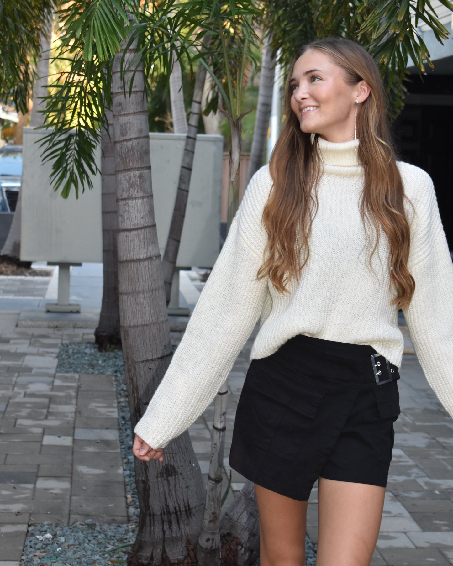 Turtleneck Semi-Crop
Sweater - white