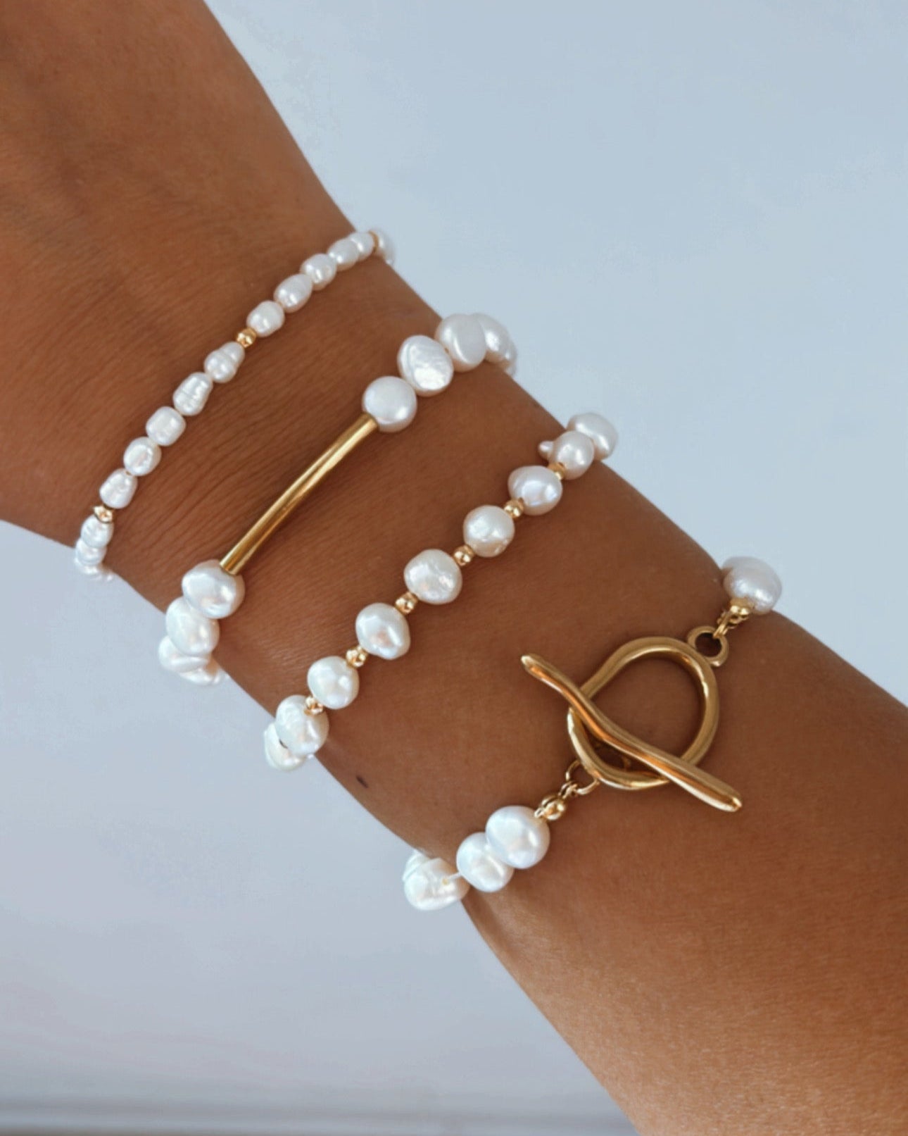 Pearl bracelet with big gold round clasp