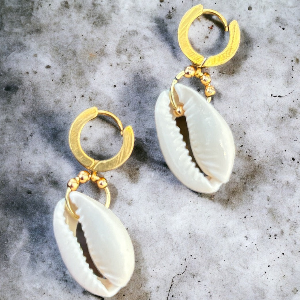 Shell earring, round clasp