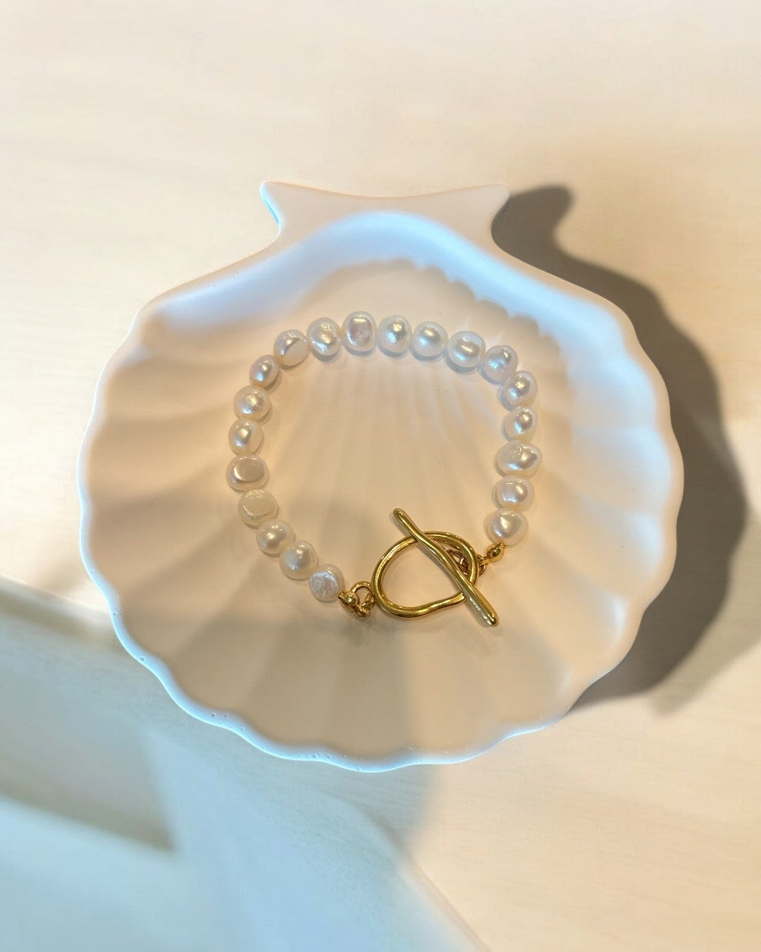 Pearl bracelet with big gold round clasp