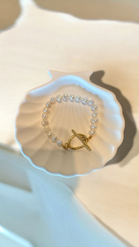 Pearl bracelet with big gold round clasp