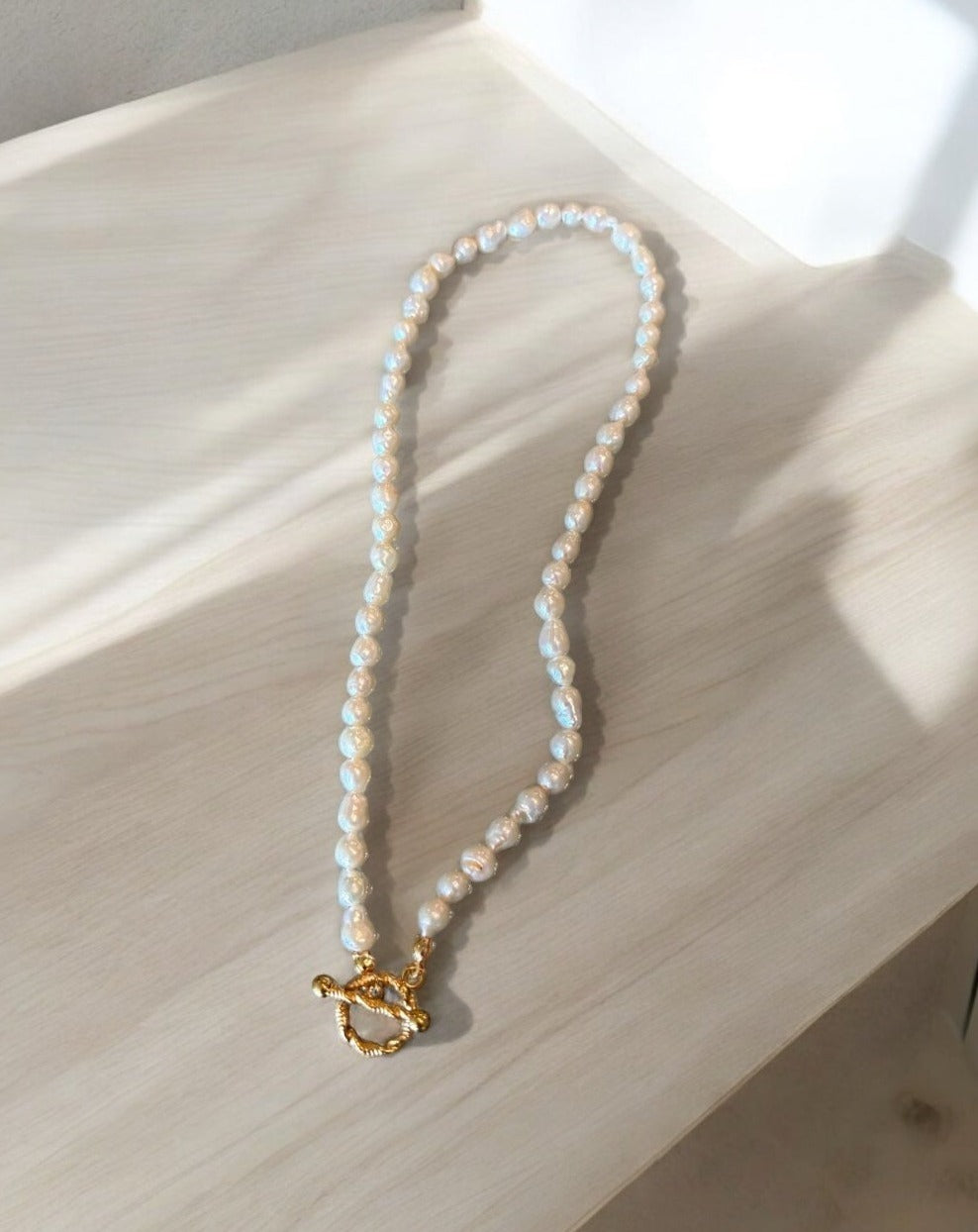 ￼ Pearl necklace with gold round clasp