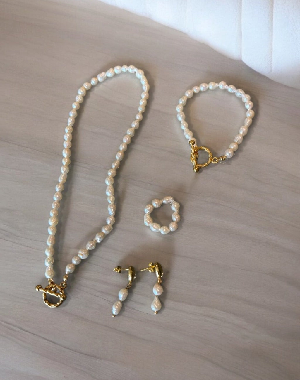 ￼ Pearl necklace with gold round clasp