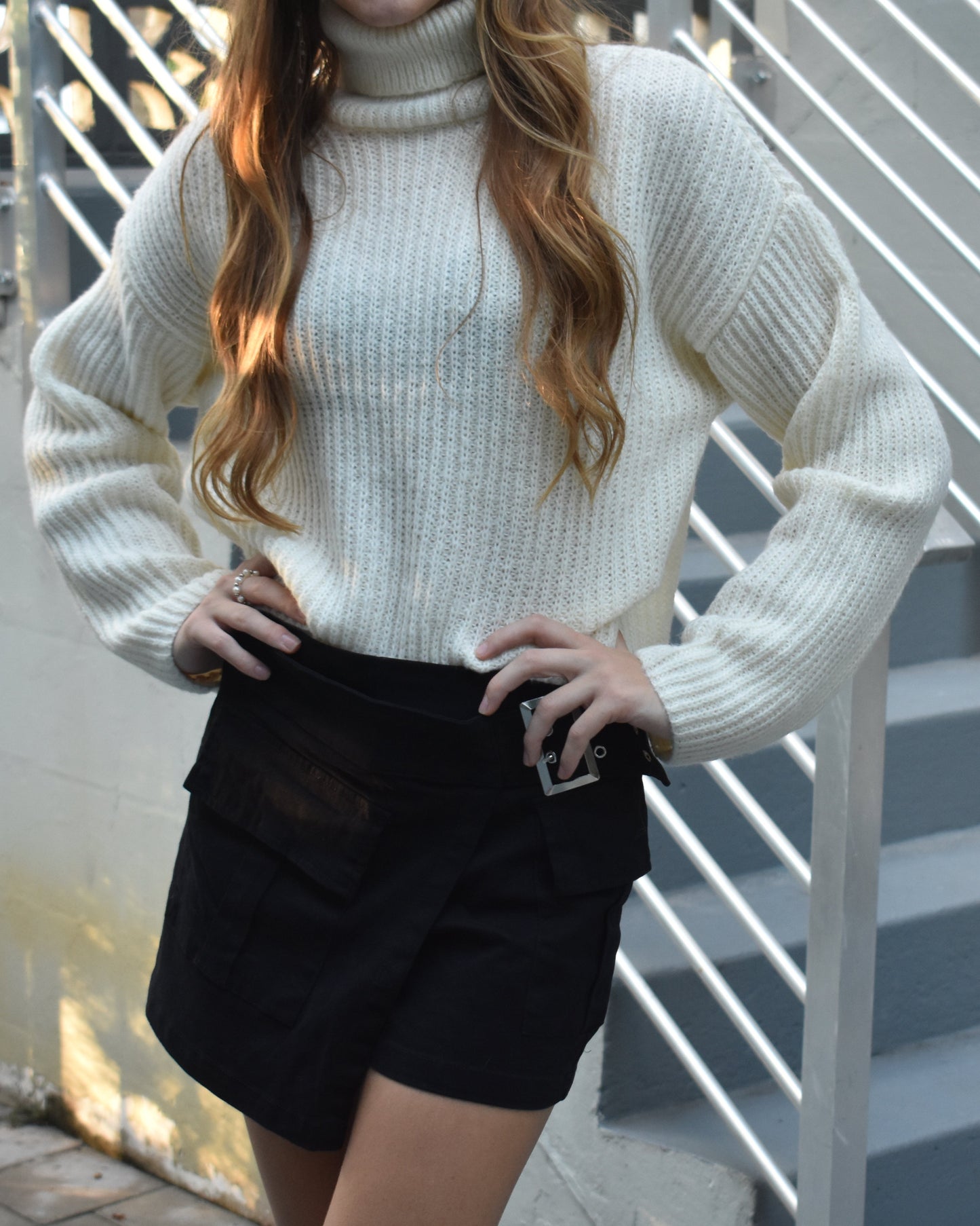 Turtleneck Semi-Crop
Sweater - white