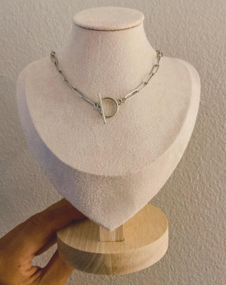 Oval necklace with circular closure gold&silver