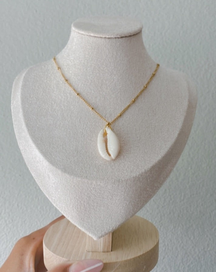 Gold necklace with seashell